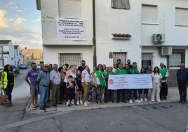 Concentrados contra el desahucio en Jabalquinto, a las puertas de la vivienda.