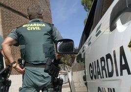Efectivos de la Guardia Civil investigan los hechos.