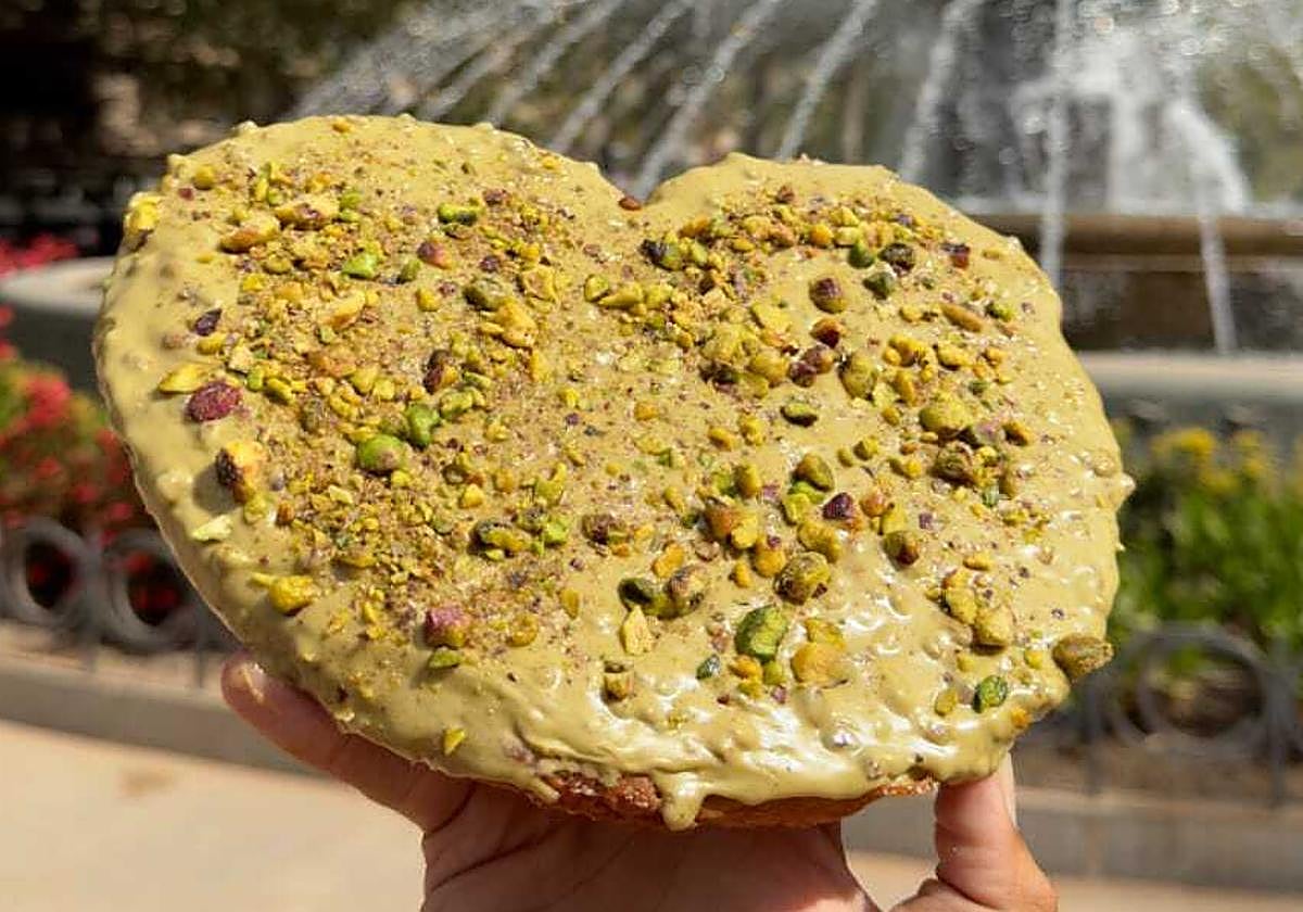 La palmera viral que arrasa en Granada: «Pasamos de hacer 50 al día a 200».