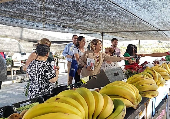 Visita de los representantes del PP al mercadillo de Gádor.