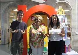 3 usuarios de la biblioteca con el carnet