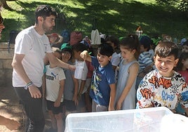 Los niños en una actividad sobre el reciclaje del papel