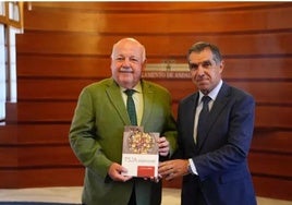 El presidente del Parlamento de Andalucía, Jesús Aguirre, recibe la Memoria Anual del Tribunal Superior de Justicia de Andalucía (TSJA) de manos de su presidente, Lorenzo del Río.