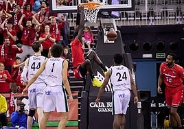 Malik Dime se cuelga del aro en el partido ante el Joventut Badalona.