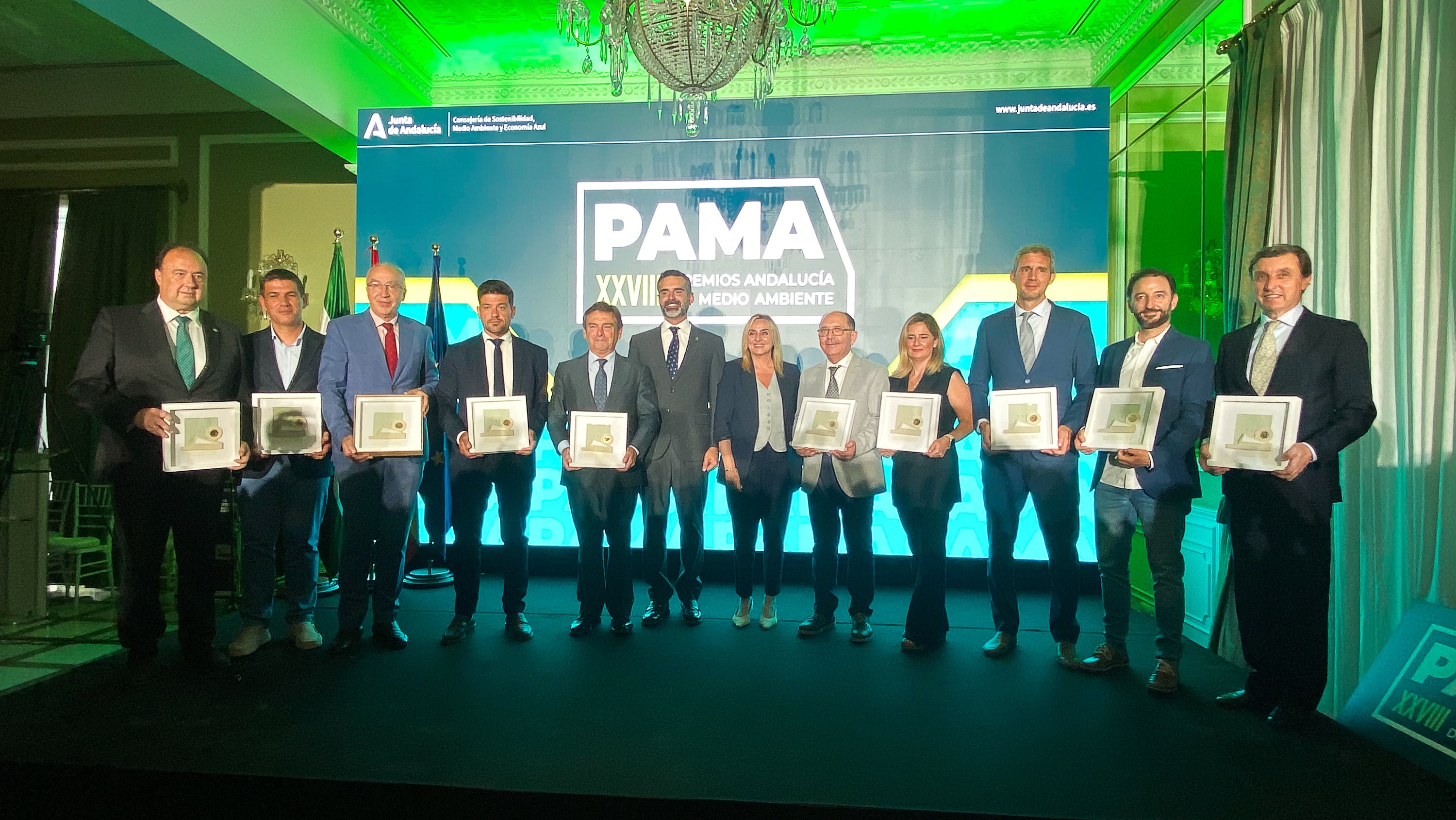 Foto de familia de premiados y representantes institucionales.