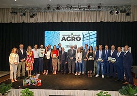 Galardonados en esta IVedición de los Premios Agro Almería, junto a responsables de IDEAL y patrocinadores.