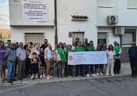 Concentrados contra el desahucio en Jabalquinto, a las puertas de la vivienda.
