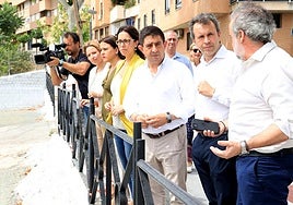 Visita de los socialistas al aparcamiento del vial de la Misericordia.