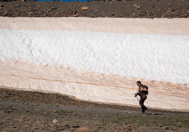 Las masas de nieve acumulada permiten ver la huella de la calima sahariana.