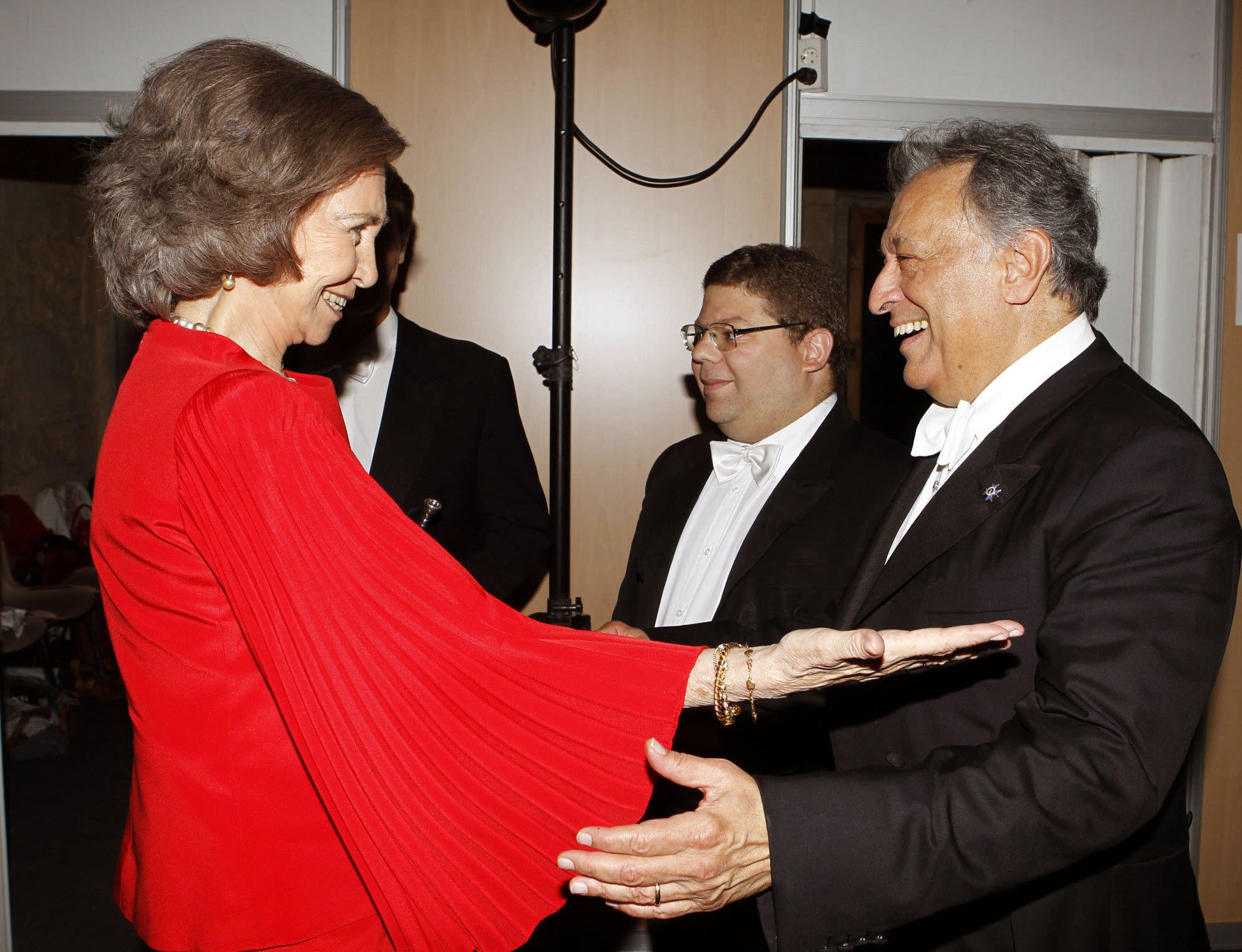 La reina Sofia saluda al director de orquesta indio Zubin Mehta tras el concierto inaugural del 60 Festival Internacional de Música y Danza.