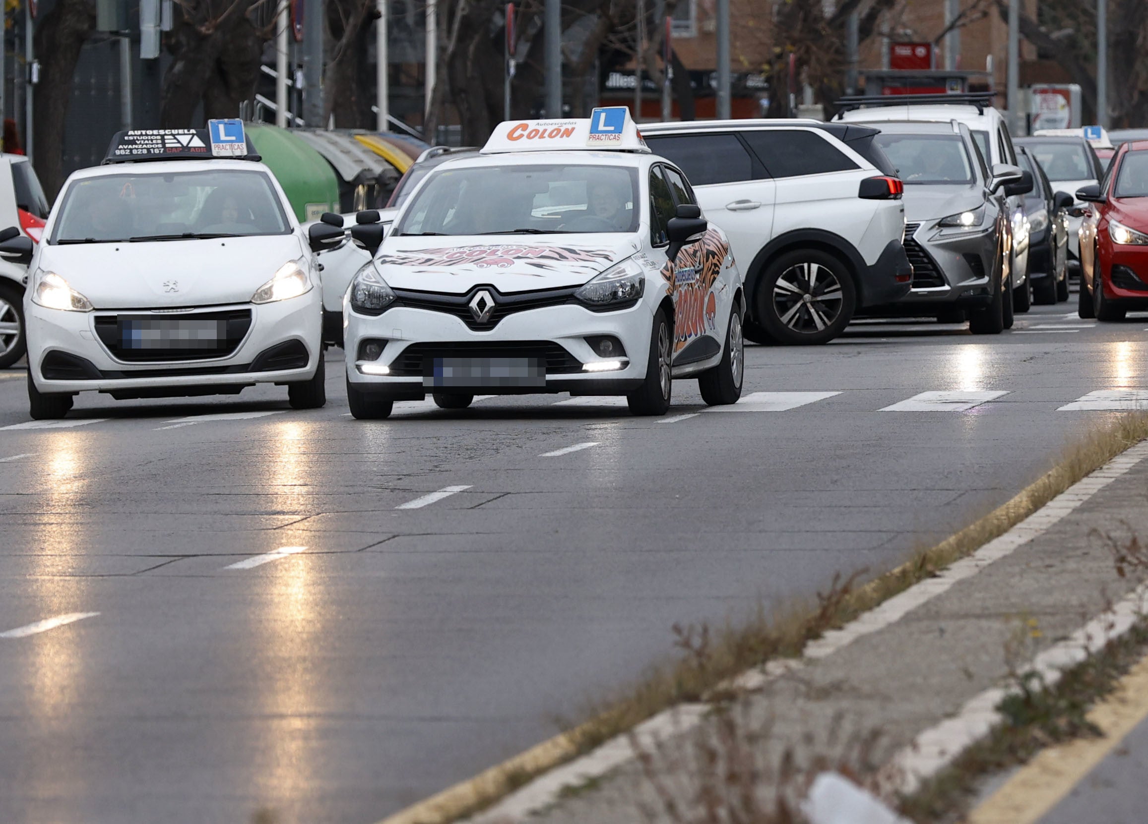 Dos vehículos de prácticas de conductores de autoescuela en Granada