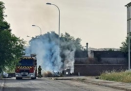 Bomberos actuando sobre el lugar.