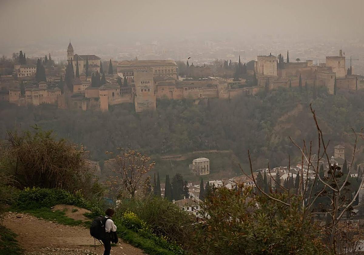 Una DANA trae un cambio de tiempo a Andalucía con tormentas y lluvias de barro.