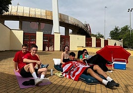 Raúl, Adrián, Fátima, Julio y Noelia, fans de Saiko, haciendo cola en Los Cármenes.