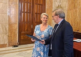 Fernando Martínez entrega el informe con los resultados a Carmen Ravassa.