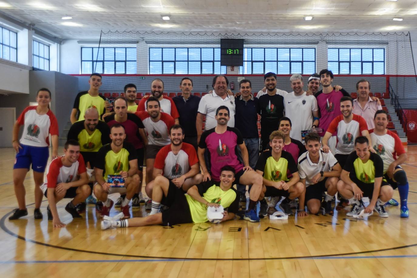 Foto de familia de los periodistas deportivos en el pabellón de Fuentenueva de la UGR.