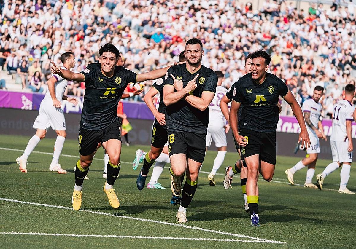 Cantón, escotado por Joan y Rachad, celebra el primer gol en La Victoria.