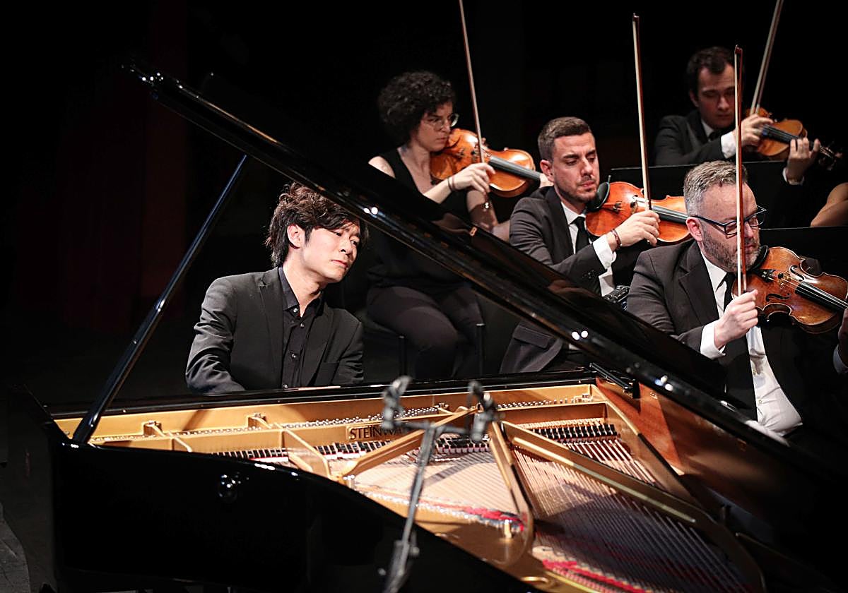 El pianista chino Xiaolu Zang durante la interpretación musical junto a la OCAL.