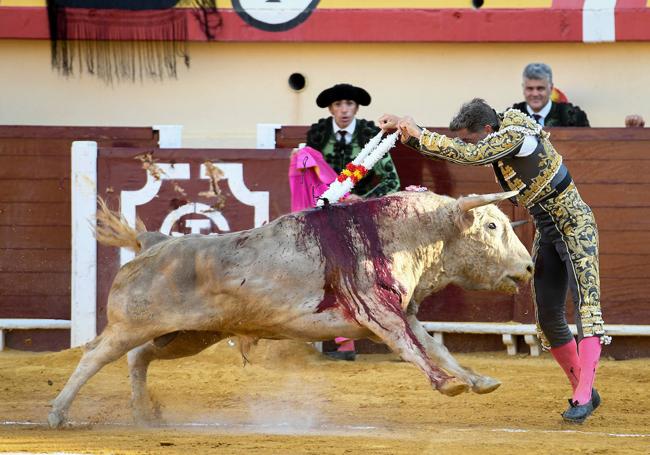 Poderosísimo par de banderillas de Escribano al cuarto de la tarde.