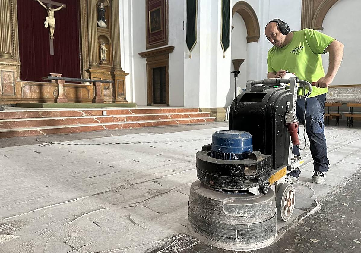 Operario durante las labores de limpieza.