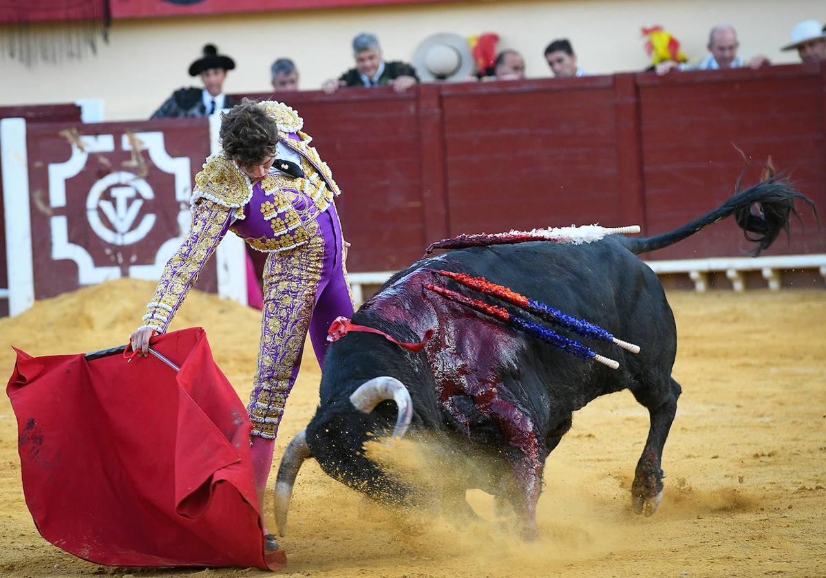 Buen derechazo de Jorge Martínez al sexto de la tarde con el que falló a espadas.