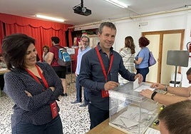 Julio Millán deposita su voto en el CEIP Santa Capilla San Andrés de la capital.