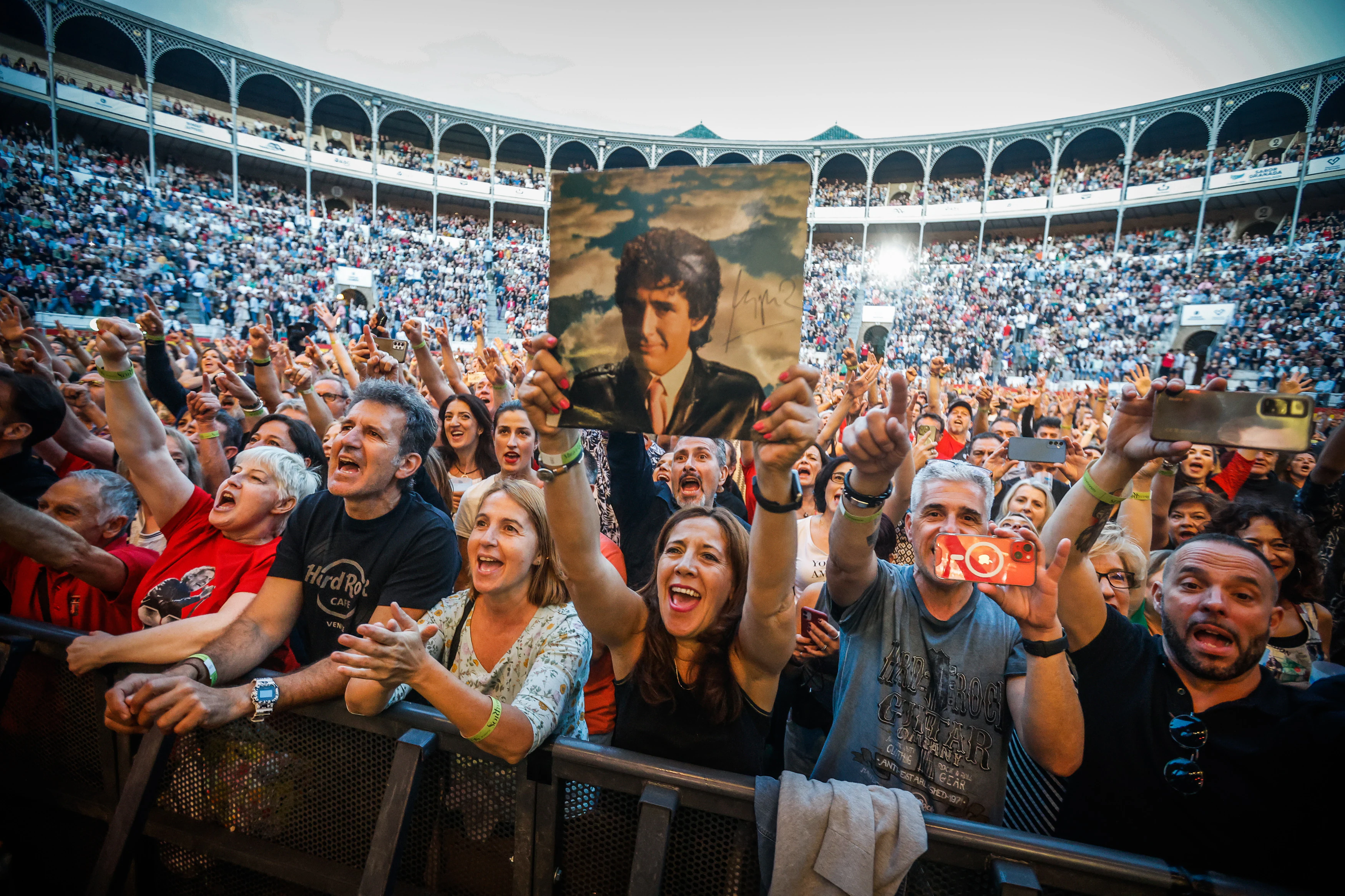 Los fans jalean al músico.