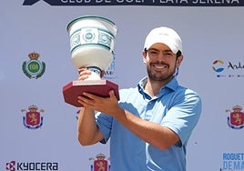 Kewalramani alza el trofeo como campeón en Playa Serena.