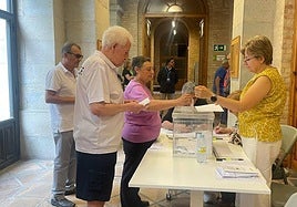 Votaciones en un colegio electoral de la capital en la jornada de ayer.