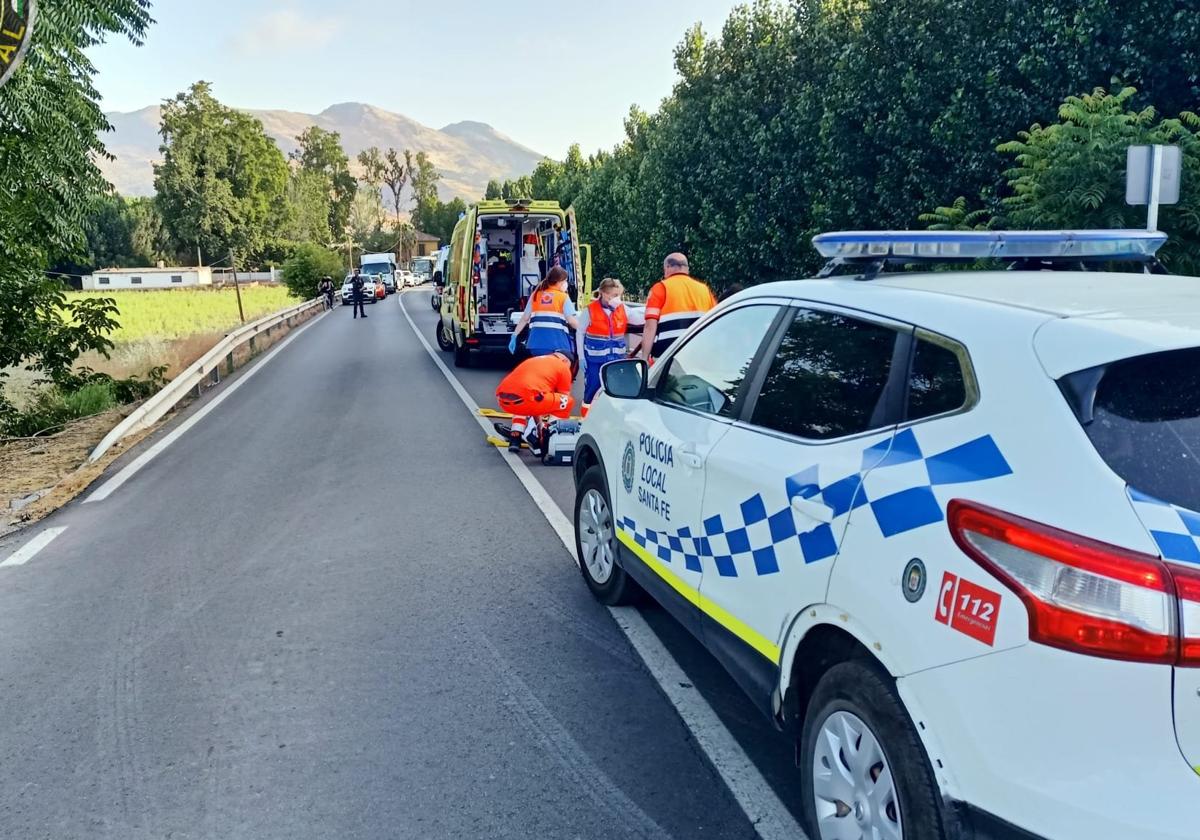 Los sanitarios atienden al ciclista herido en Santa Fe.