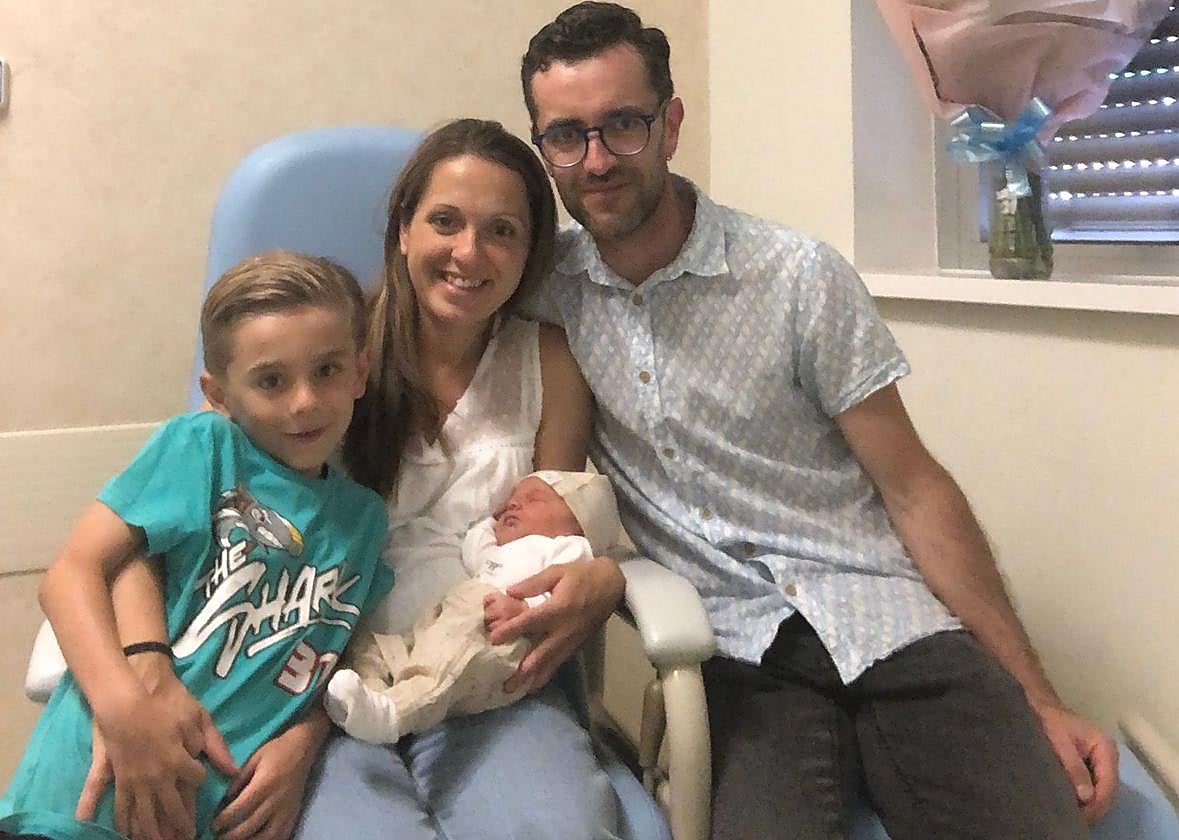 Álex, Pepi, su hijo Sergio y la pequeña Sara, ya en casa.