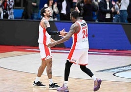 Payton Willis (izquierda) celebra una canasta con el Pistoia, su actual equipo.