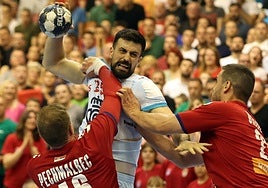 Agustín Casado arma el brazo en un partido ante Serbia.