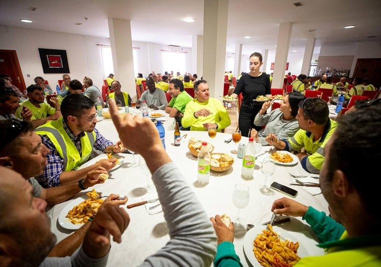 Trabajadores que construyen el parque fotovoltaico de Iberdrola llenan los salones del restaurante Casa Luciano en Ventas de Huelma.