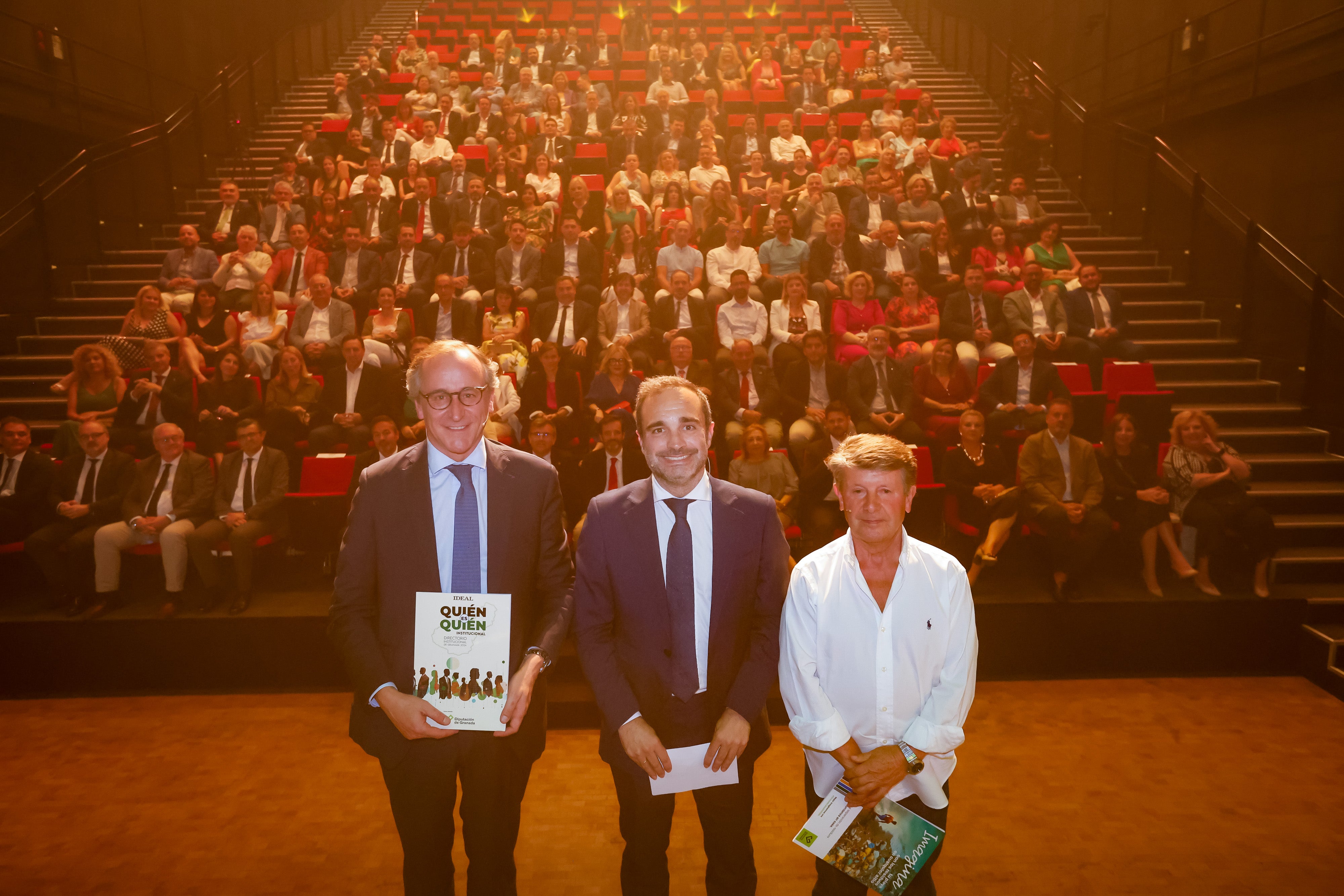 El auditorio, con los tres participantes en la charla en primer plano.