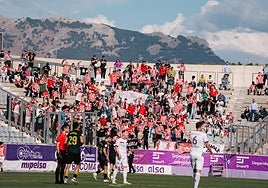 Los rojiblancos celebran la victoria ante una afición que no le dejó solo en Jaén.