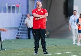 Alberto Lasarte, pendiente en el partido en Jaén.