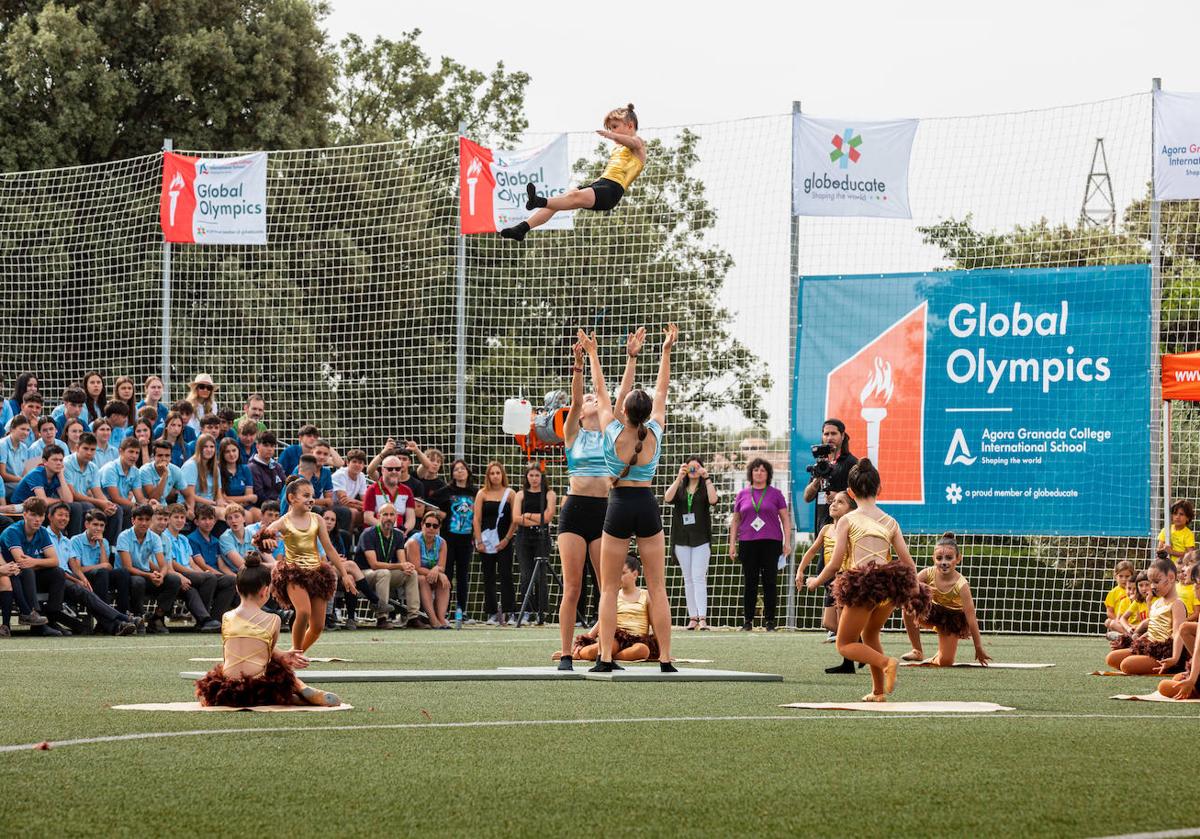 Imagen principal - Distintos momentos de las olimpiadas escolares celebradas en el centro privado granadino.