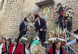 Los jienenses han participado en la ofrenda floral a la Virgen de la Capilla.