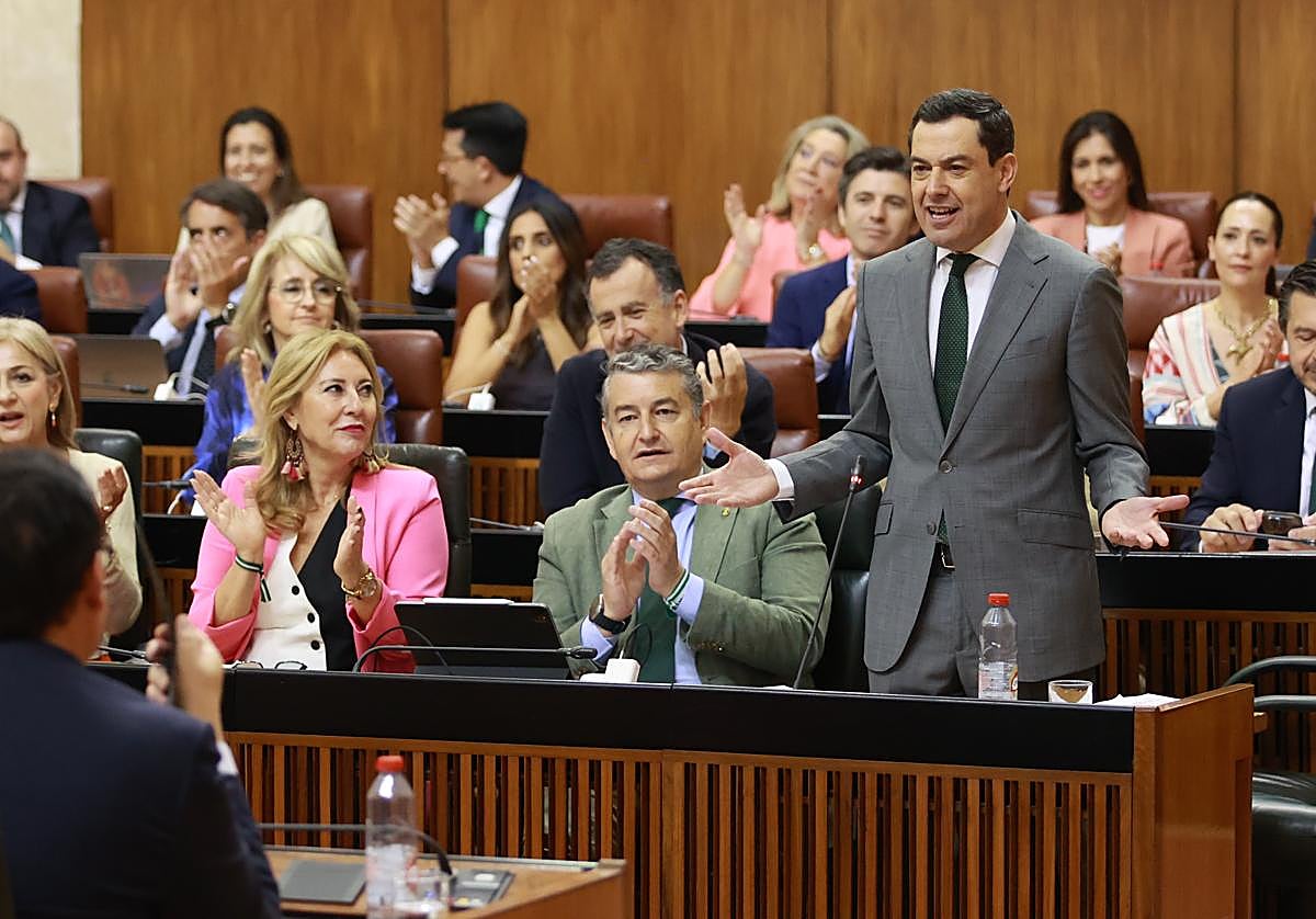 El presidente de la Junta de Andalucía, Juanma Moreno, interviene en un Pleno del Parlamento andaluz anterior