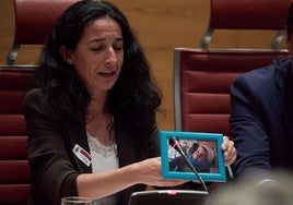 Patricia Ramírez, con una foto de su hijo en la comsión del Senado.