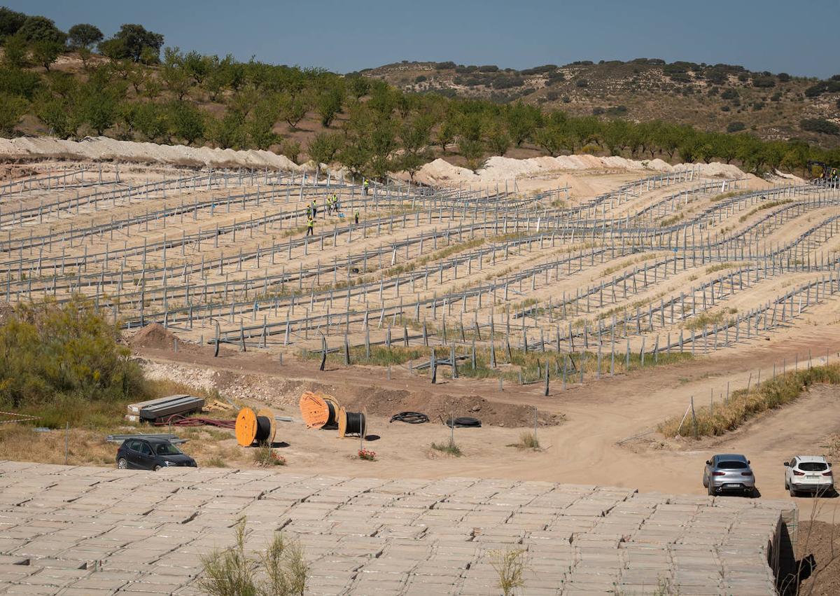 Imagen secundaria 1 - Obras de construcción del parque fotovoltaico de Iberdrola en Ventas de Huelma.