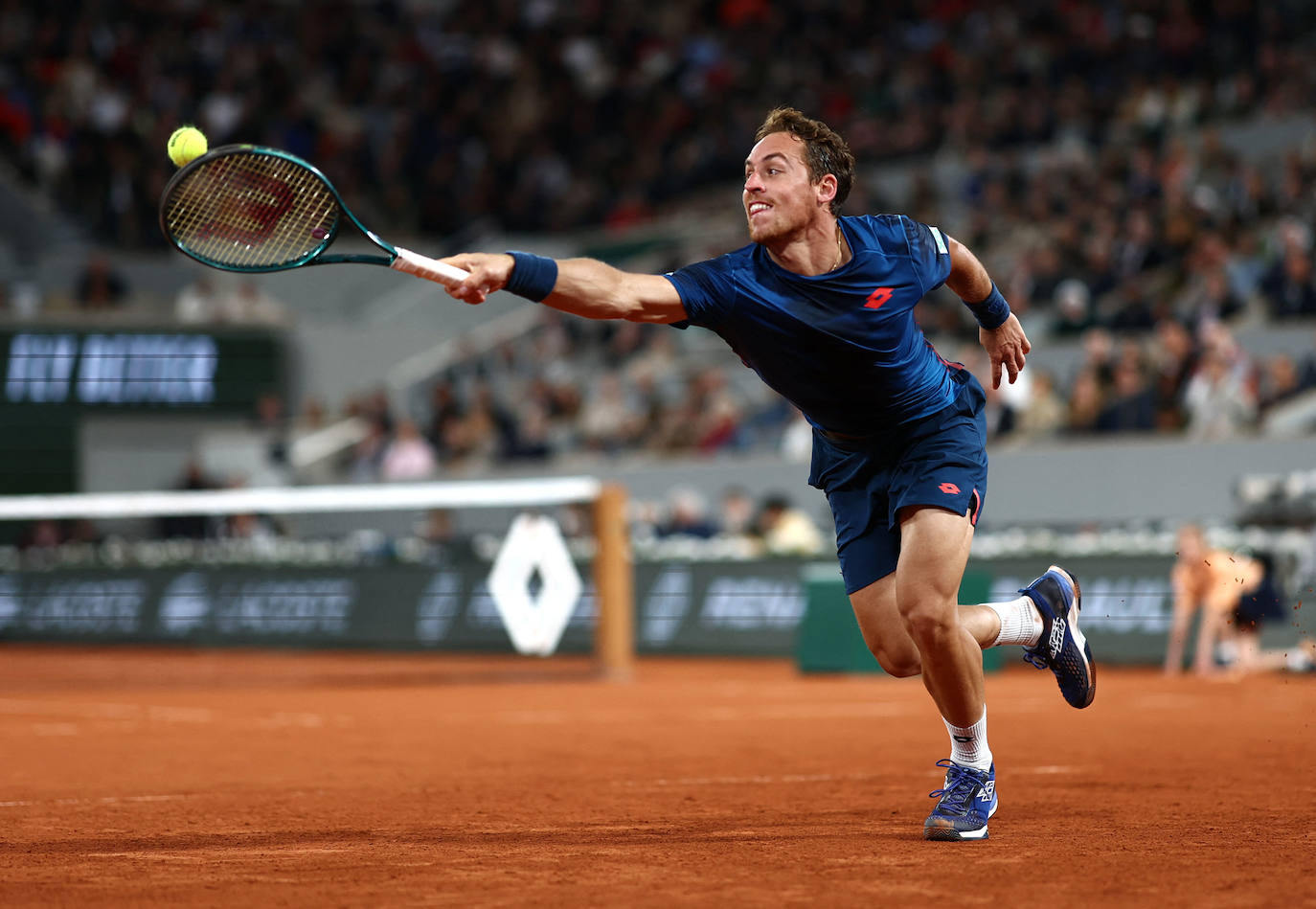 Roberto Carballés alcanza una bola en Roland Garros.