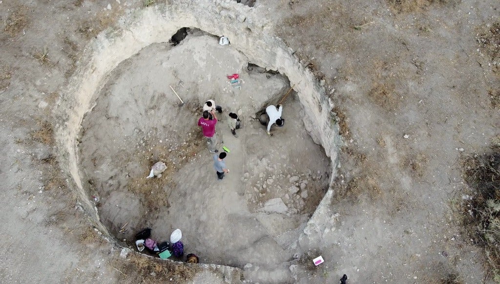 Imagen secundaria 1 - Arriba, Fuentenueva 3 en Orce; debajo, Cerro de los Infantes en Pinos Puente y Criptopórtico de Las Gabias.