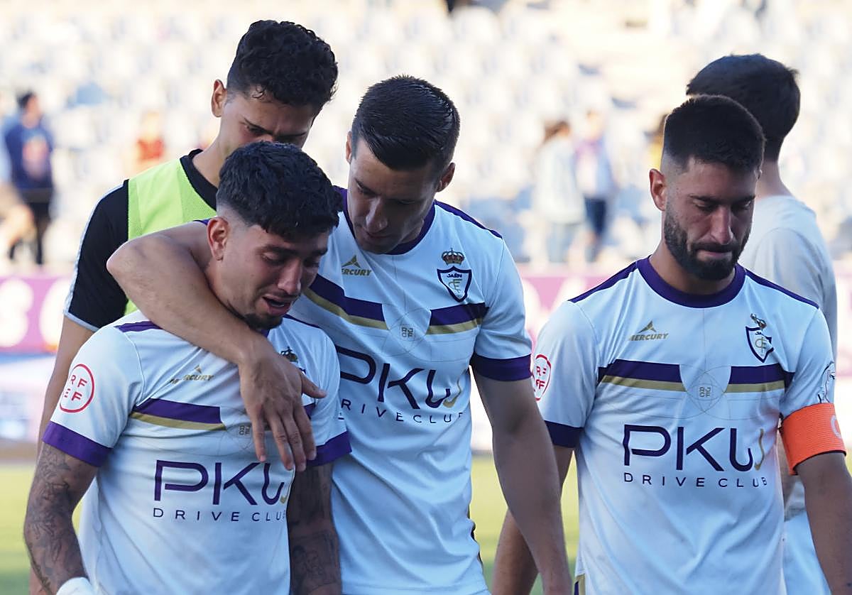 Los jugadores del Real Jaén, tristes y apenados tras la derrota ante la UDAlmería B