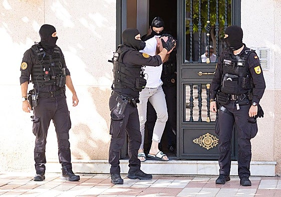 Detención en un bloque de Atarfe.