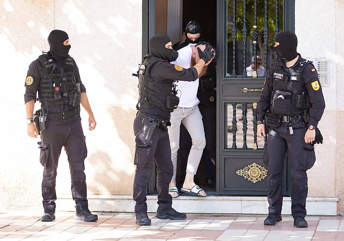 Agentes de la Guardia Civil en el momento de la detención a un hombre en Atarfe este martes.