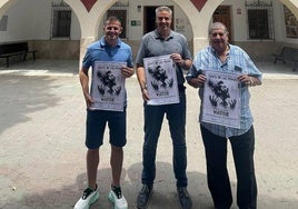 Manuel González, Manuel Jesús Flores y Juan Álvarez con el cartel anunciador.