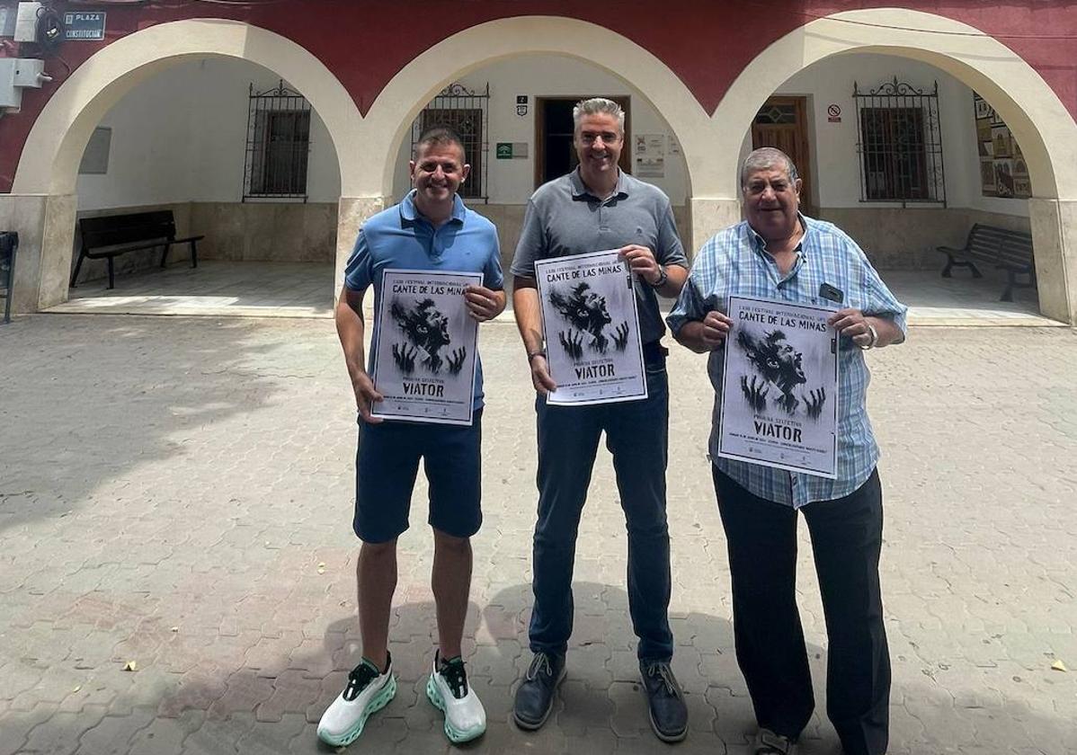 Manuel González, Manuel Jesús Flores y Juan Álvarez con el cartel anunciador.