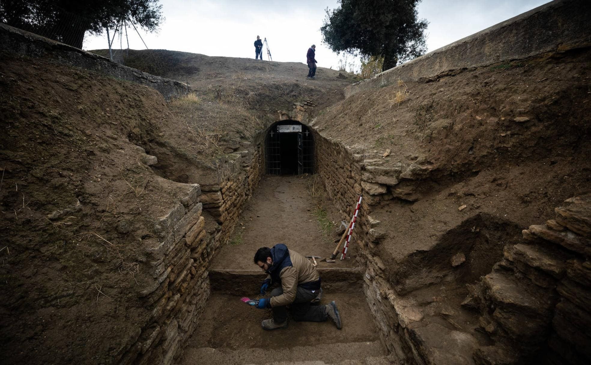 Imagen secundaria 2 - Arriba, Fuentenueva 3 en Orce; debajo, Cerro de los Infantes en Pinos Puente y Criptopórtico de Las Gabias.